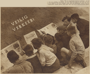 874420 Afbeelding van een groep jongens die de Verkeerscourant lezen, tijdens de Verkeersweek te Utrecht, op een ...